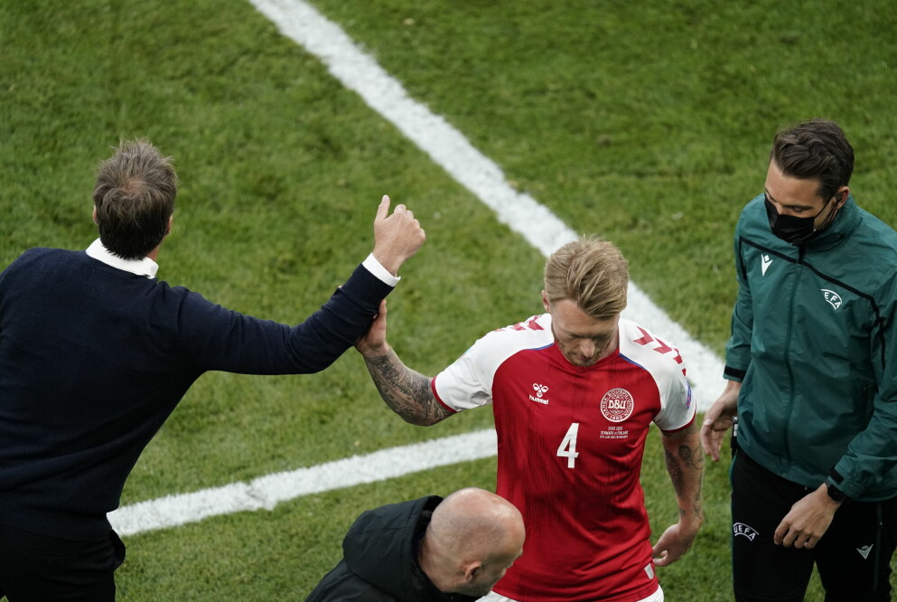 Simon Kjær byts ut efter att matchen återupptagits. Han var djupt berörd av det som hänt hans vän och lagkamrat Christian Eriksen. Simon Kjær byttes ut efter att matchen återupptagits.
