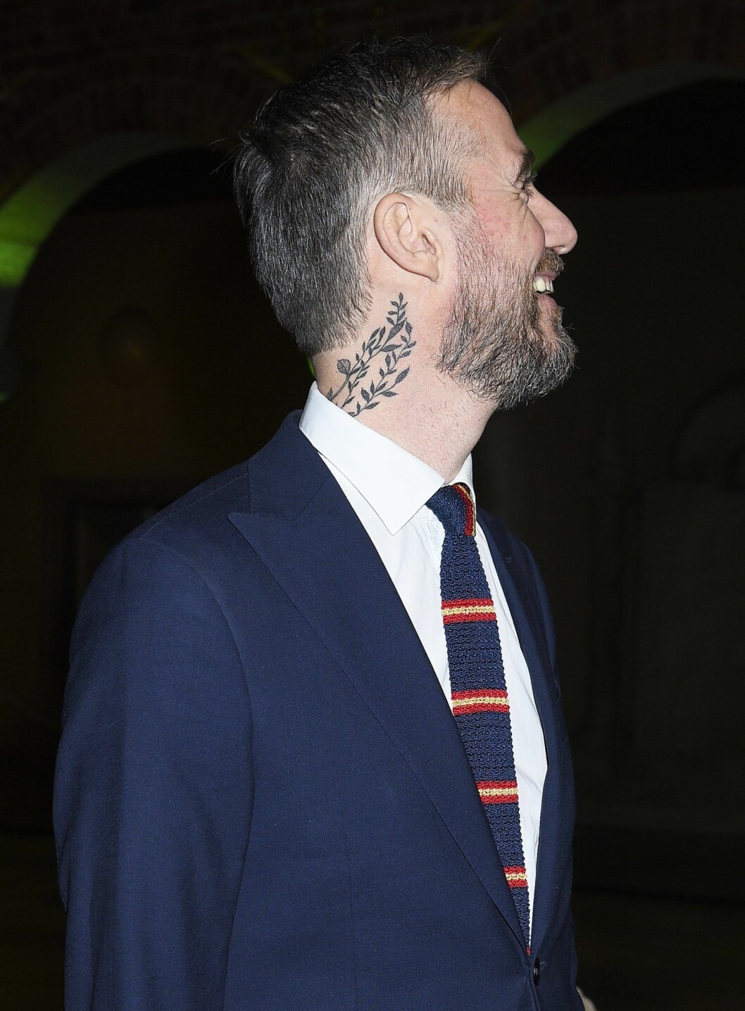 Tv-bagarens nya tatuering är på hans hals uppemot örat. Foto: Karin Törnblom Tv-bagarens nya tatuering är på ena sidan av hans hals.