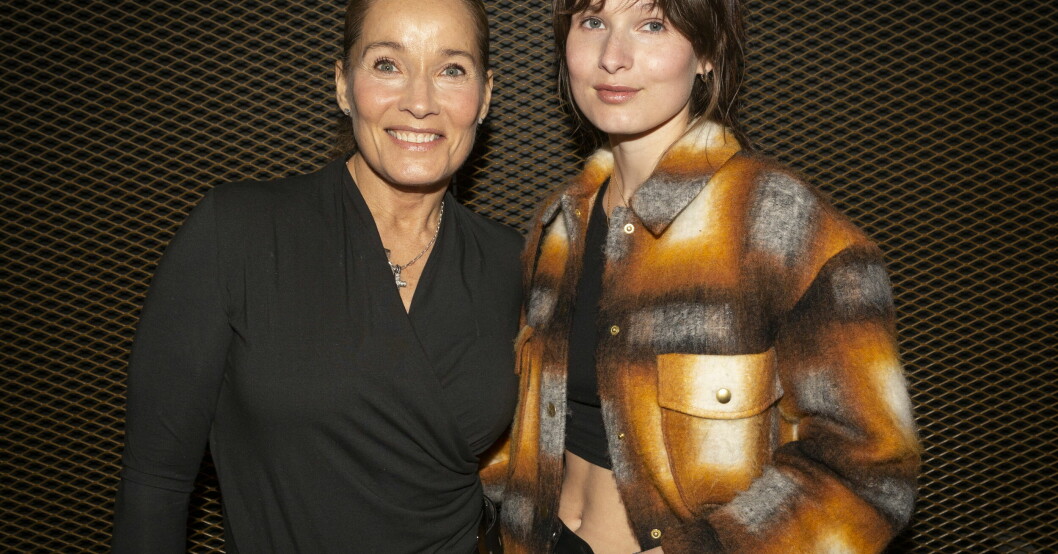 Agneta Sjödin och Maja Strömstedt på galapremiär av filmen The Northman. Agneta Sjödin och dotter Maja Strömstedt