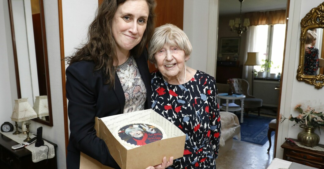 När Dagny firade sin 106-årsdag överraskades hon med tårta av en vän på SVT. DAGNY CARLSSON