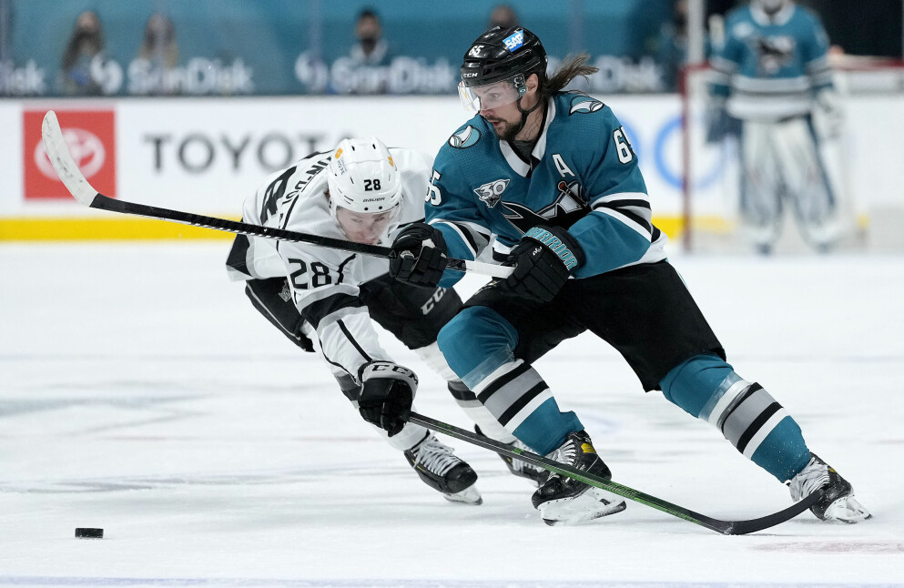 Egna spelarna i San Jose Sharks kände inte igen Erik Karlsson efter sin nya stil.