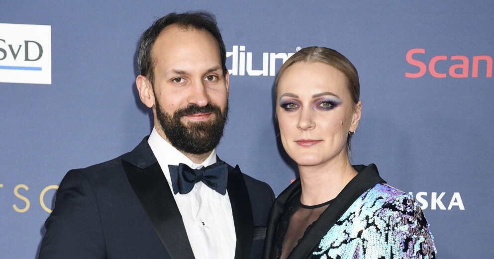 Johan de Jong Skierus och Sarah Sjöström är förlovade. Johan de Jong Skierus och Sarah Sjöström