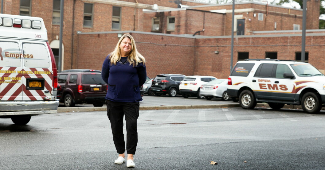 Sjuksköterskan Karen vittnar om att hennes kollegor lämnar jobbet i tårar för att de tvingas se sjuka barn lida. Sjuksköterskan på parkeringen utanför sjukhuset i New York.