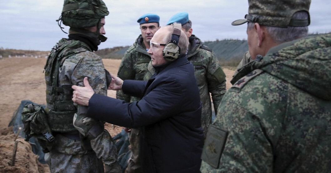 Majoriteten av de som dött kommer från avlägsna regioner i Ryssland. Väldigt få är från Moskva trots att huvudstaden utgör 9 procent av Rysslands totala befolkning. Vladimir Putin tillsammans med ryska soldater på ett fält.