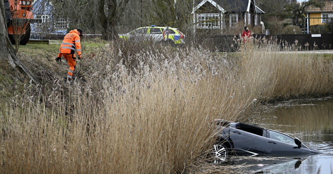 Polis, räddningstjänst och ambulanspersonal var snabbt på plats efter att olyckan inträffat. Polis, räddningstjänst och ambulanspersonal var snabbt på plats efter att olyckan inträffat.