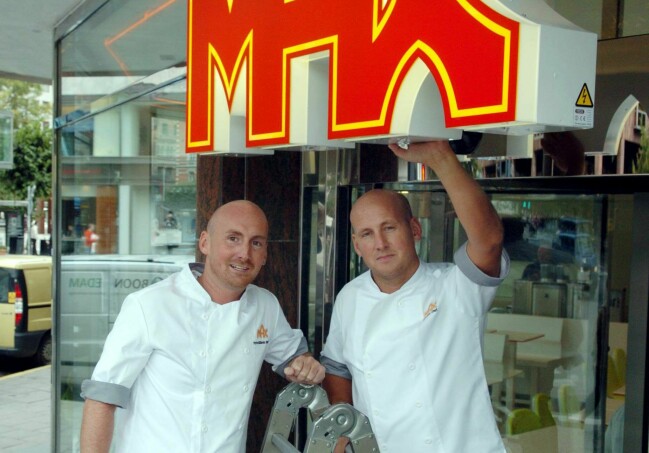Bröderna Richard och Christoffer Bergfors tillsammans med den yngre brodern Willhelm får en miljon kronor vardera, medan hustrun Malin får 300 000 miljoner. Richard och Christoffer Bergfors.
