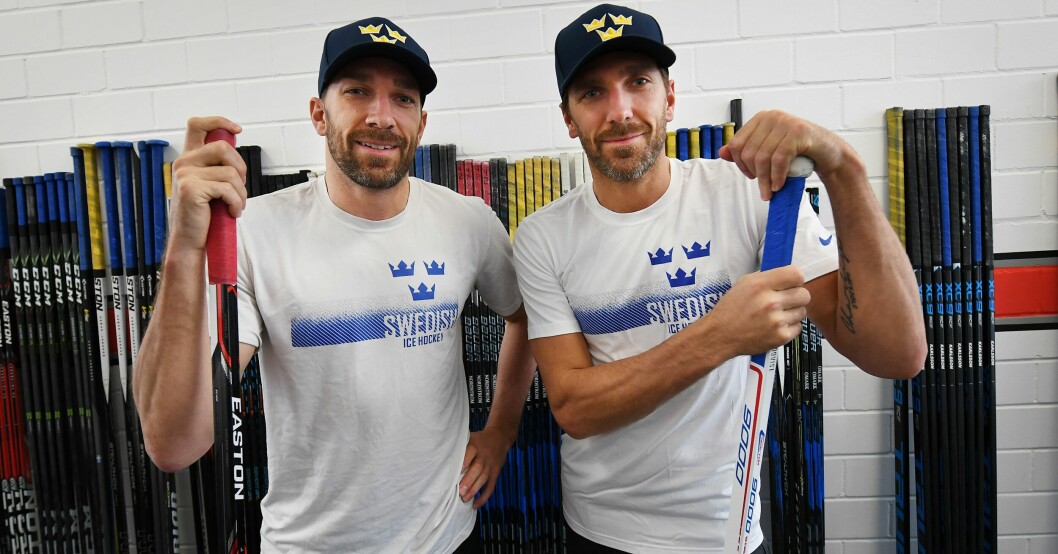Nu hyllar Henrik Lundqvist tvillingbrorsan Joel efter att han har spelat sin sista hockeymatch någonsin. Henrik och Joel Lundqvist håller i varsin hockeyklubba.
