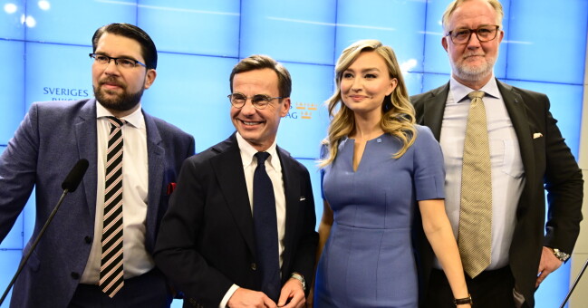Trots att Liberalerna gått med på att samarbeta med Sverigedemokraterna består Johan Pehrsons tvivel. Den nya regeringen med Jimmie Åkesson, Ulf Kristersson, Ebba Busch och Johan Pehrson.