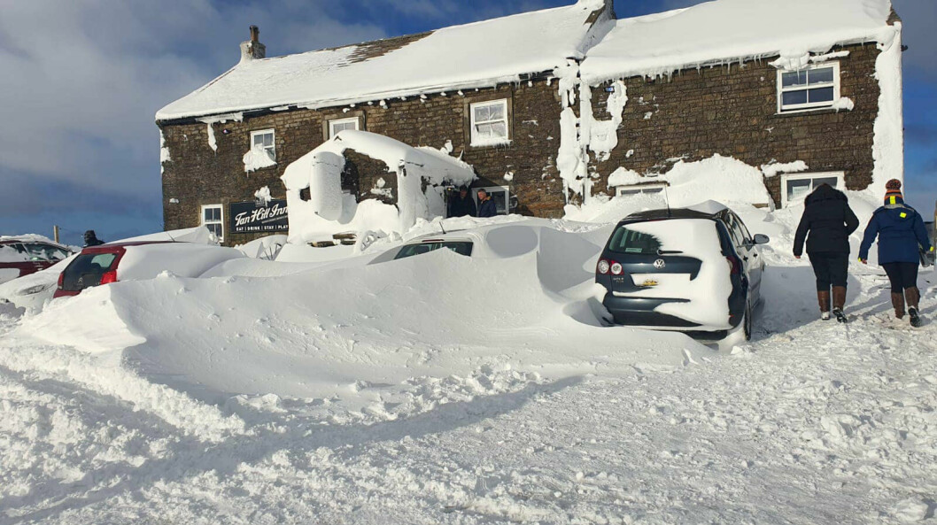 <strong>Snön tvingade gästerna på puben Tan Hill Inn att stanna i tre dagar.</strong> Brittiska puben Tan Hill Inn blev insnöad.