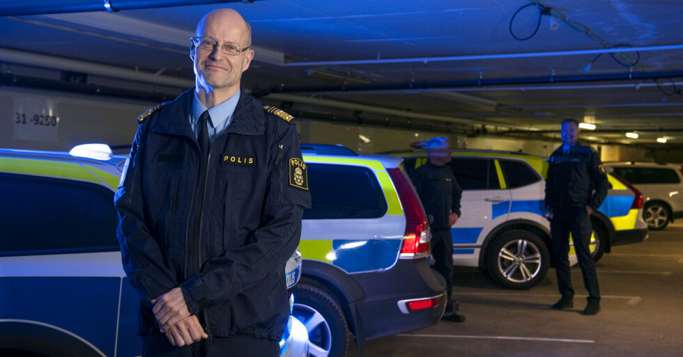 Mats Löfving framför polisbilar.