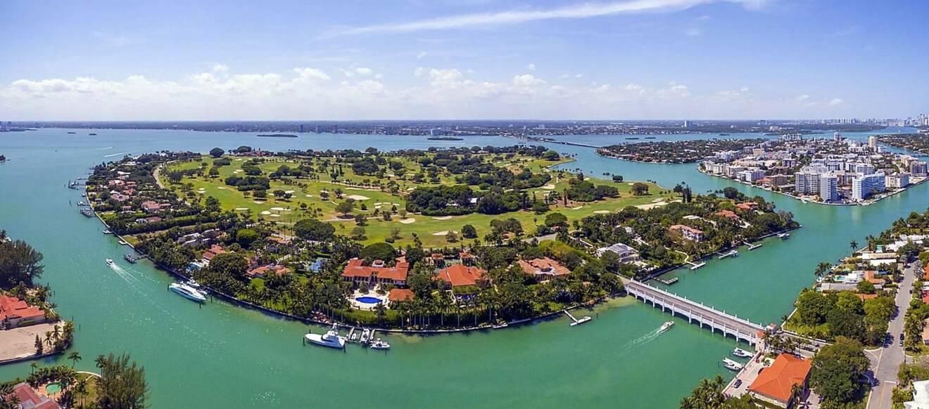 Villan ligger på en ö i Miami, som är full av liknande lyxhus.
