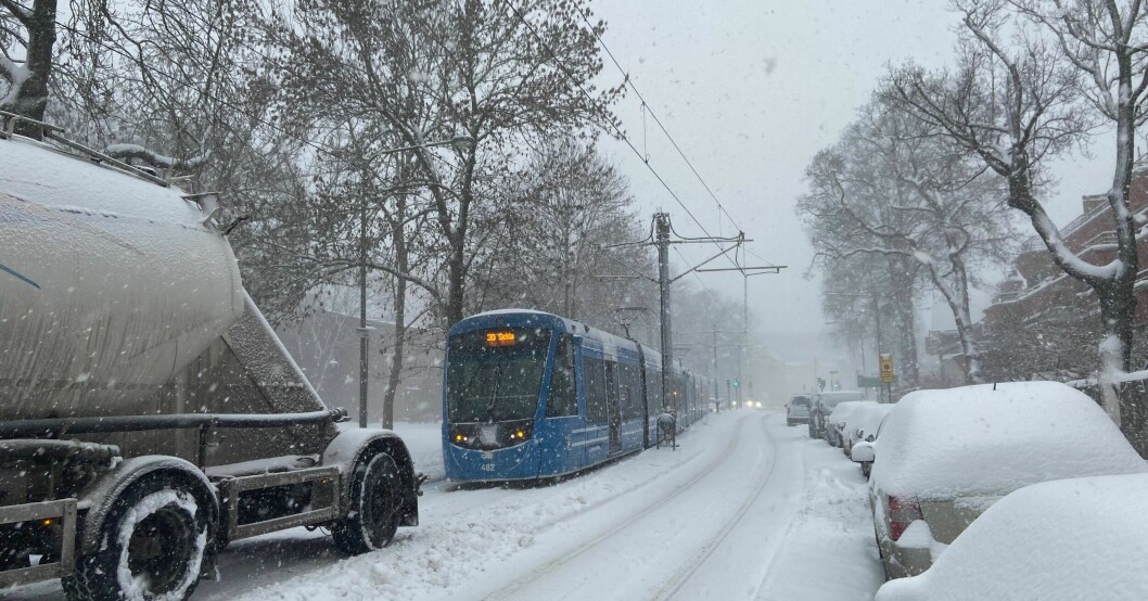 En lastbil blockerar framfarten för en tvärbana i Gröndal.
