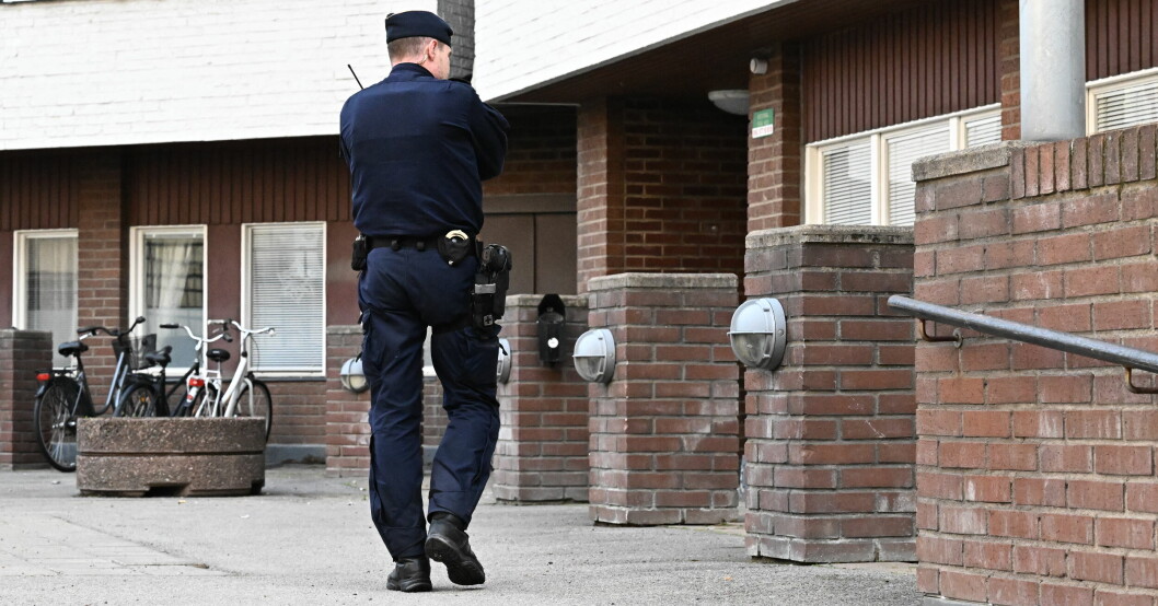 Två explosioner har inträffat vid portar till två olika flerfamiljshus i centrala Norrköping under natten till torsdag.