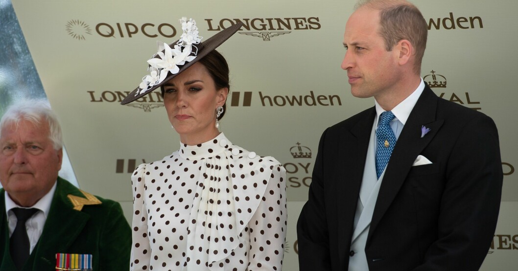 Prins William fyller 40 år på tisdag. Här står han bredvid hustrun Kate. Hertiginnan Kate och prins William