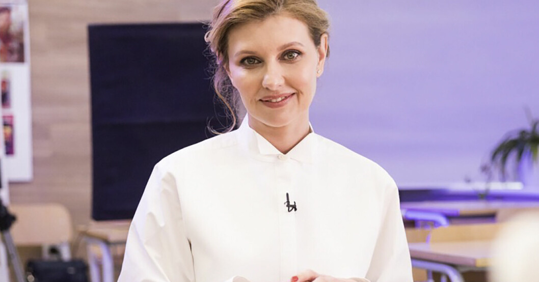 Olena Zelenska och barnen är kvar vid makens sida under kriget i Ukraina. ”Mina barn tittar på mig. Jag kommer att vara bredvid dem. Och bredvid min man. Och med er”, skriver hon på Instagram. Olena Zelenska