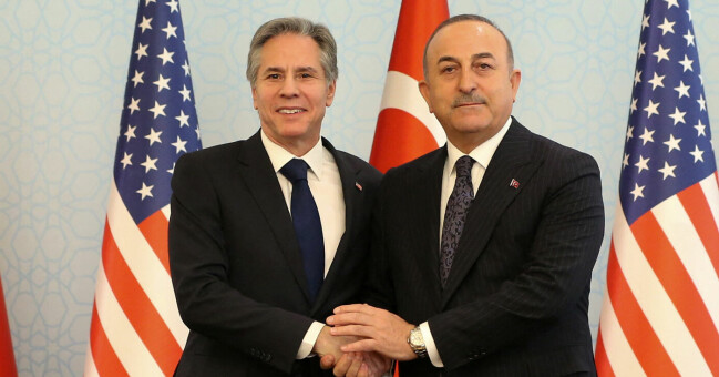 Antony Blinken och Mevlüt Cavusoglu kramas om efter sin gemensamma presskonferens. Antony Blinken och Mevlüt Cavusoglu kramas om efter sin gemensamma presskonferens.
