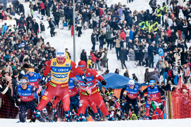 De svenska åkarna möttes av öl, rök och skrik. Publikhavet på Holmenkollen.