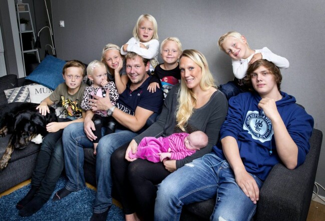 Madeleine Ilmrud tillsammans med 9 av sina barn.
