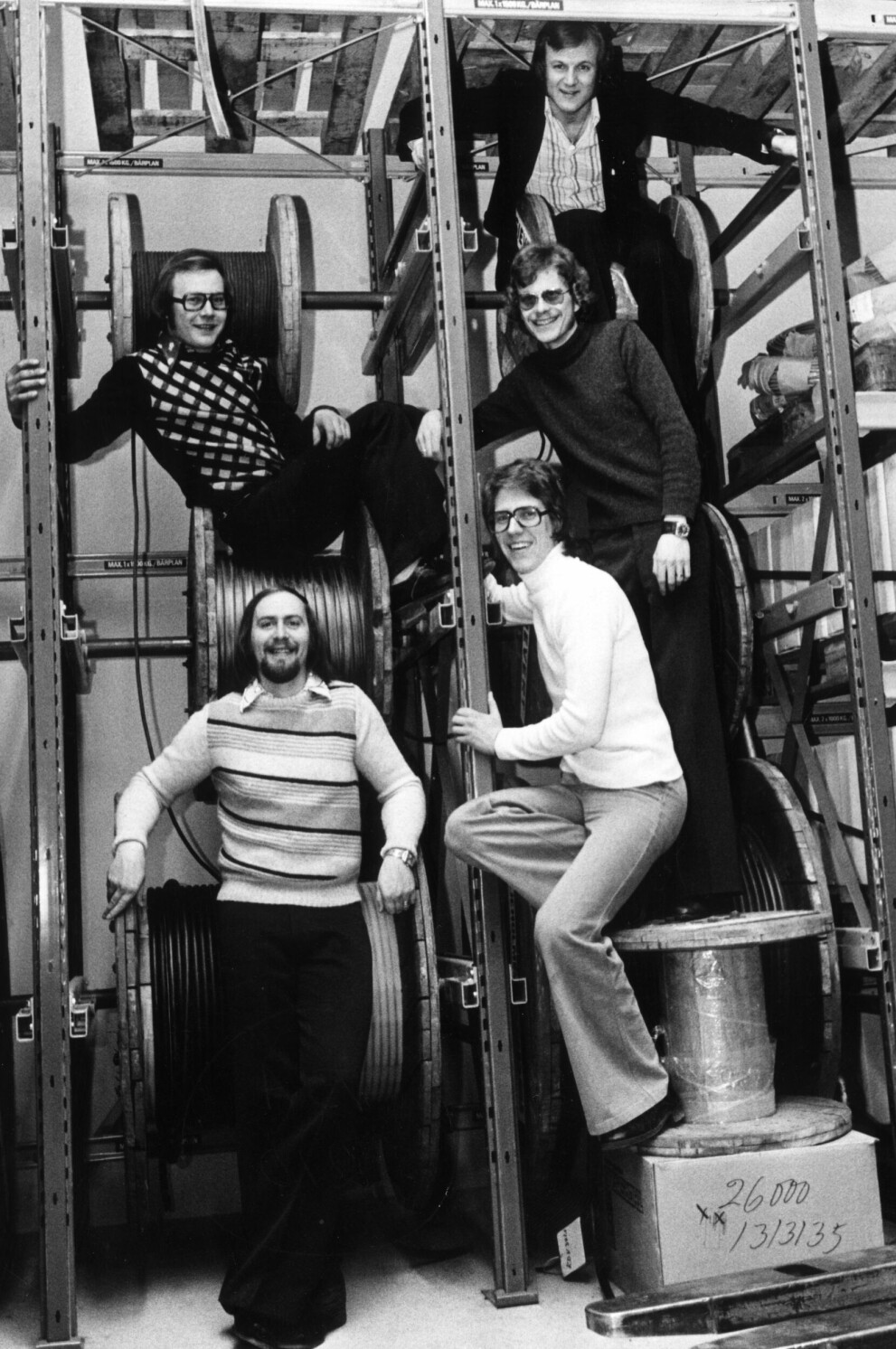 Vikingarna slog igenom med dunder och brak under 70-talet, och så här såg originaluppställningen ut när de fotograferades 1974. Dansbandet Vikingarna 1974