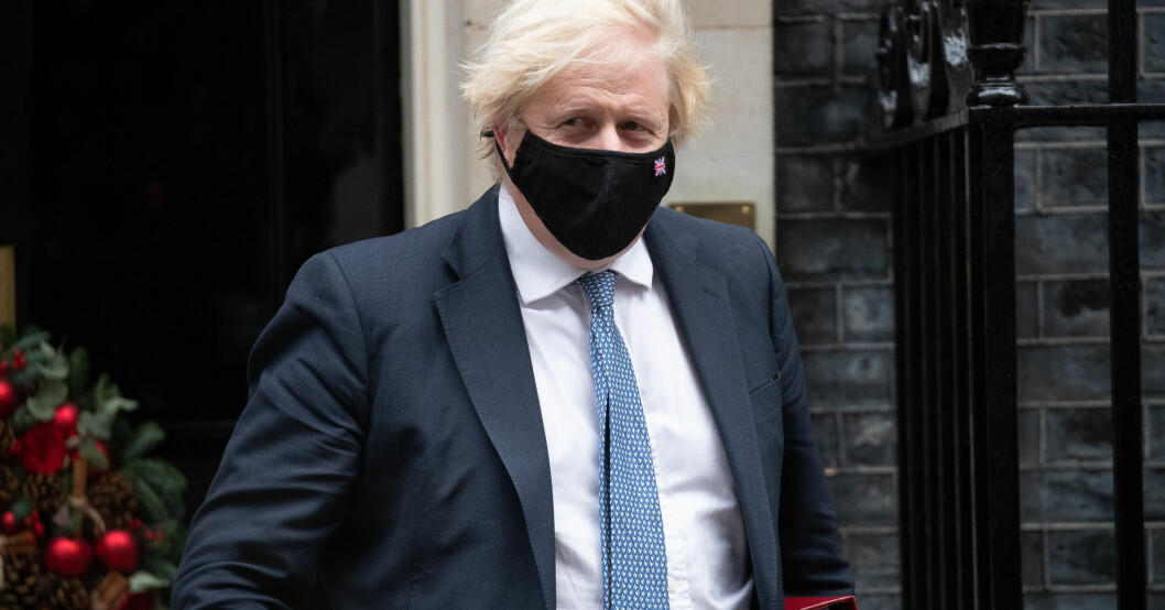 Englands premiärminister Boris Johnson har aktiverat ”plan B” och uttrycker oro för att coronasituationen i landet kan urarta. Boris Johnson