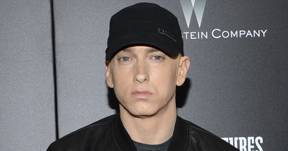 Eminem visade tidigt att han satt inne på ett gudabenådat munläder. Han klassas som en världens skickligaste rappare och har en förmögenhet på 230 miljoner dollar. Eminem
