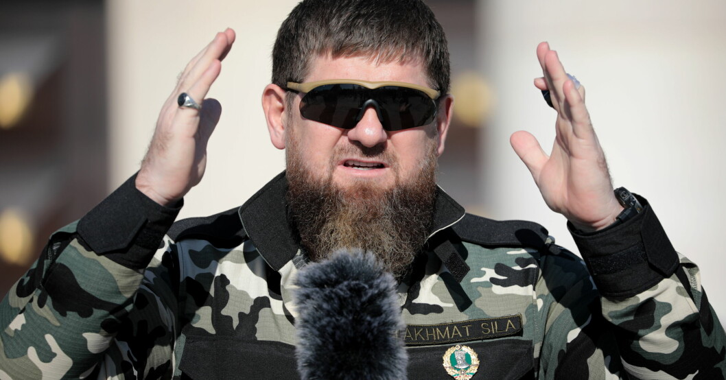 Ramzan Kadyrov och Vladimir Putin är goda vänner sedan länge. Ramzan Kadyrov iklädd militäruniform och solglasögon.