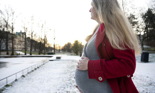 Listeria kan orsaka allvarlig sjukdom hos gravida, äldre och personer med nedsatt immunförsvar. En gravid kvinna håller om sin mage.