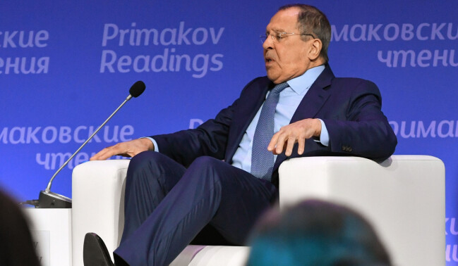 Lavrov på scen under Primakov Readings i Moskva.