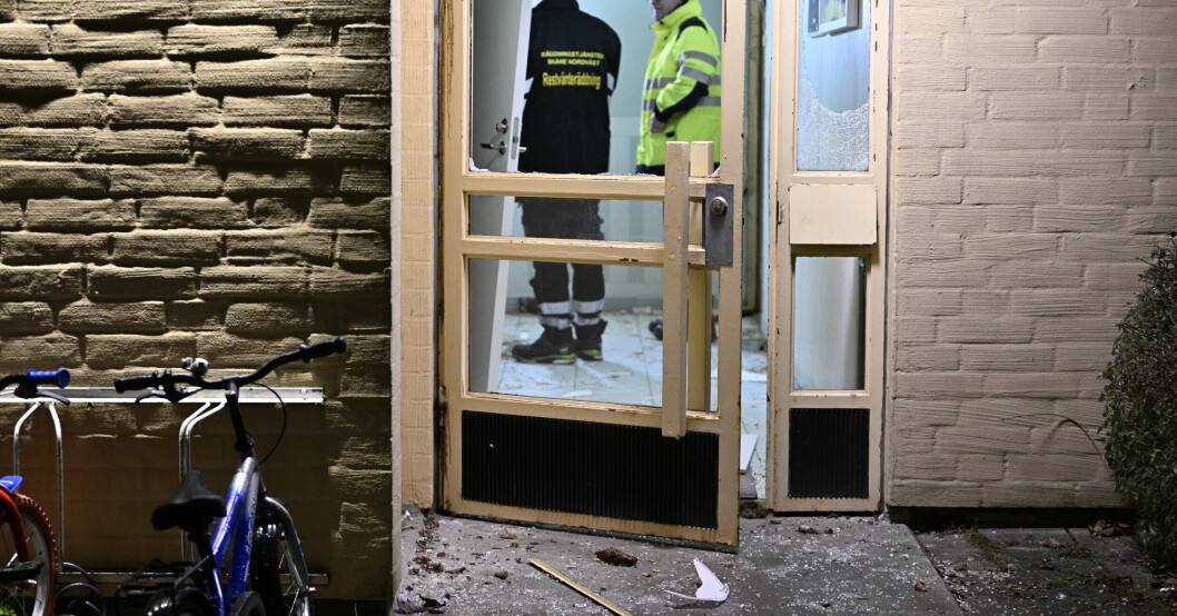 Fredagens explosion i Helsingborg. En söndrig entrédörr efter fredagens explosion i Helsingborg.