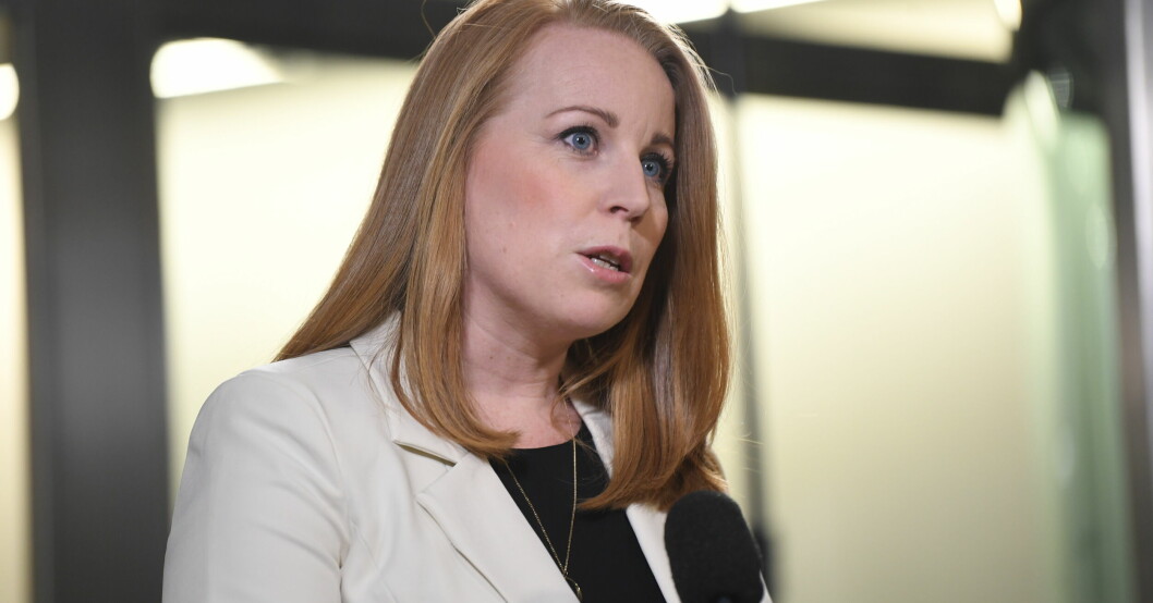 Annie Lööf skriver på Instagram att hon efter måndagens partiledardebatt i TV4 fick frågor om hon var gravid. ”För två år sedan gick jag igenom stora operationer vilket innebär att jag tyvärr inte kan få fler barn”, skriver hon. Annie Lööf