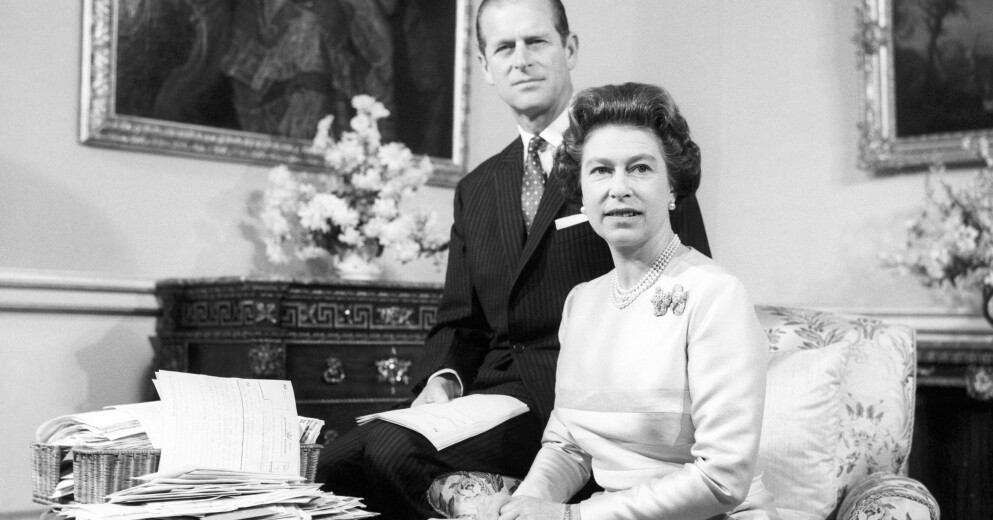 Drottning Elizabeth ll och prins Phillip i Buckingham Palace.