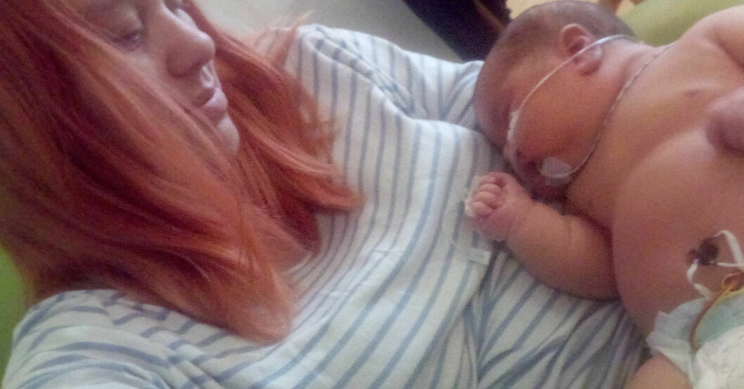 Det krävdes två barnmorskor för att få ut Alhpa. Här ligger han i mamma Cherral Mitchells famn. Cherall Mitchell och Alpha