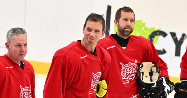 Mikael Samuelsson, mångårig NHL-spelare och landslagsman, arrangerade välgörenhetsmatchen och spelade i samma lag som Grimlund.