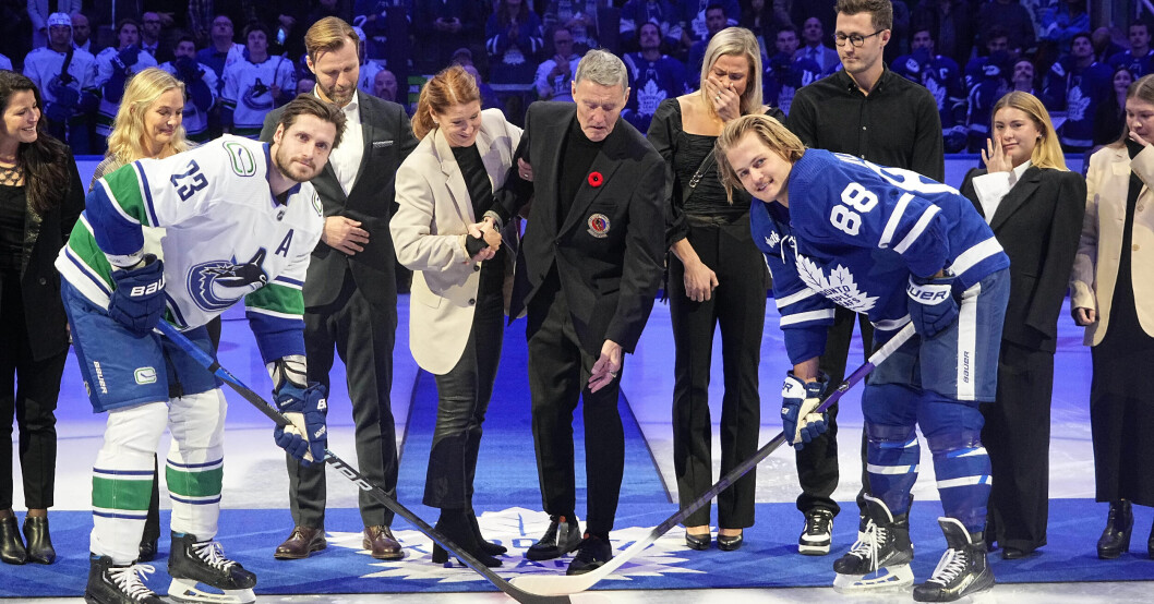 Helsvensk tekning. Vancouver Canucks Oliver Ekman-Larsson och Toronto Maple Leafs William Nylander fick äran att vara med på bilden med Börje Salming som släppte pucken. Helsvensk tekning. Vancouver Canucks Oliver Ekman-Larsson och Toronto Maple Leafs William Nylander fick äran att vara med på bilden med Börje Salming som släppte pucken.
