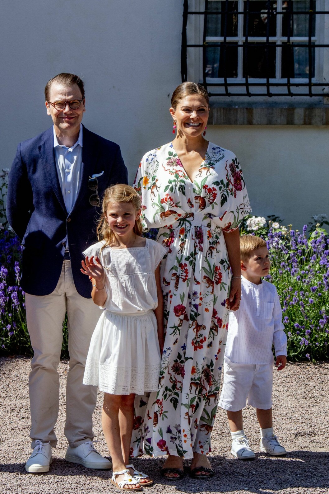 Prins Daniel och kronprinsessan Victoria med sina busungar Estelle och Oscar.