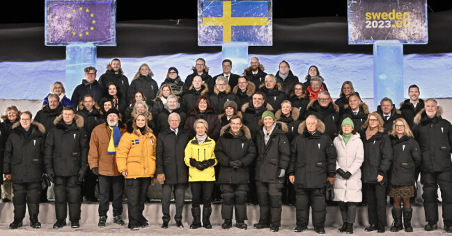 Kungens kläder var aningen tunnare än Ebba Buschs och Ulf Kristerssons. Gruppbild från invigningen av EU:s ministerråd där bland annat Ebba Busch, kungen och Ulf Kristersson syns.