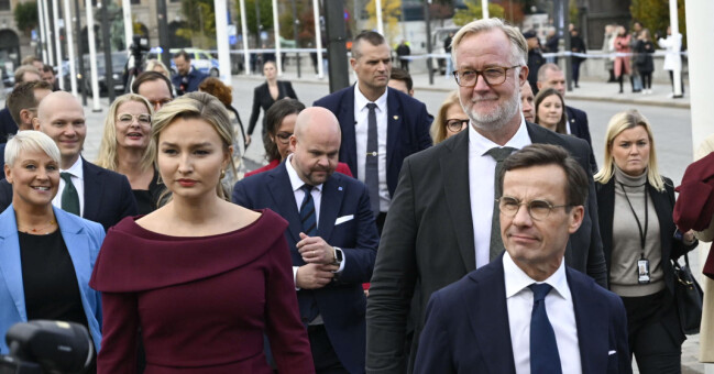 Ebba Busch (KD), Johan Pehrson (L) och Ulf Kristersson (M) går ihop med den nya regeringen utanför Rosenbad i Stockholm. Ebba Busch (KD), Johan Pehrson (L) och Ulf Kristersson (M) går ihop med den nya regeringen utanför Rosenbad i Stockholm.
