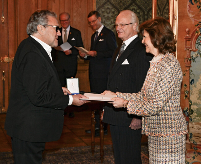 Sångaren och skådespelaren Tommy Körberg tar emot medalj från kung Carl XVI Gustaf och drottning Silvia under en medaljceremoni på Stockholms slott.