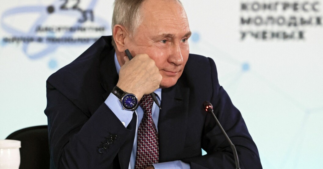 I september krävde Vladimir Putin en delvis mobilisering för att utöka det ryska försvaret. Nu har 150 000 av de 300 000 reservisterna skickades till kriget i Ukraina. Vladimir Putin sitter vid en mikrofon.