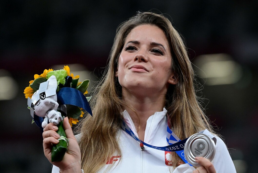 En stolt Maria Andrejczyk efter OS-silvret. En stolt Maria Andrejczyk.
