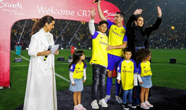 Tillsammans med flickvännen Georgina Rodriguez och de fyra barnen ska Cristiano Ronaldo flytta till Riyadh i Saudiarabien. Cristiano Ronaldo med familjen.