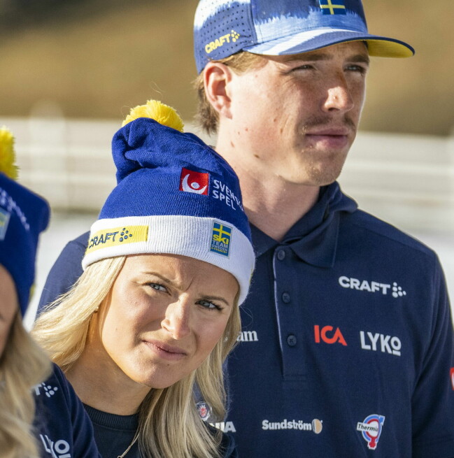 William Poromaa och Frida Karlsson bekräftade uppbrottet när de landade på Arlanda efter skid-VM i Planica. William Poromaa och Frida Karlsson.