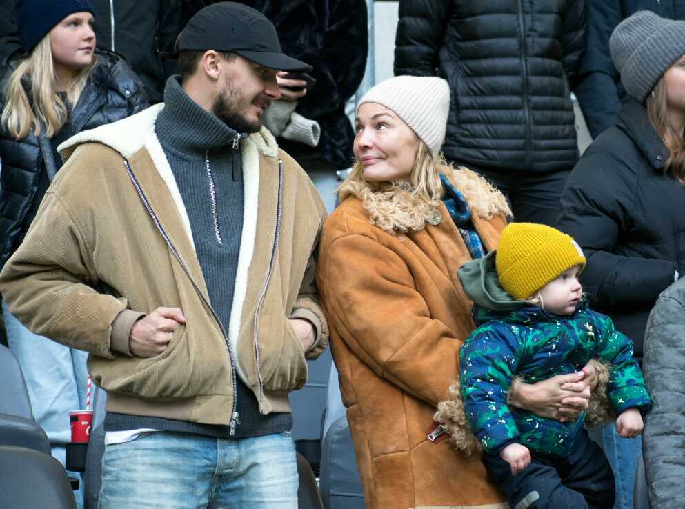 Erik och Carina Berg på fotbollsmatch tidigare i höstas. I famnen har Carina parets son Otto. Erik och Carina