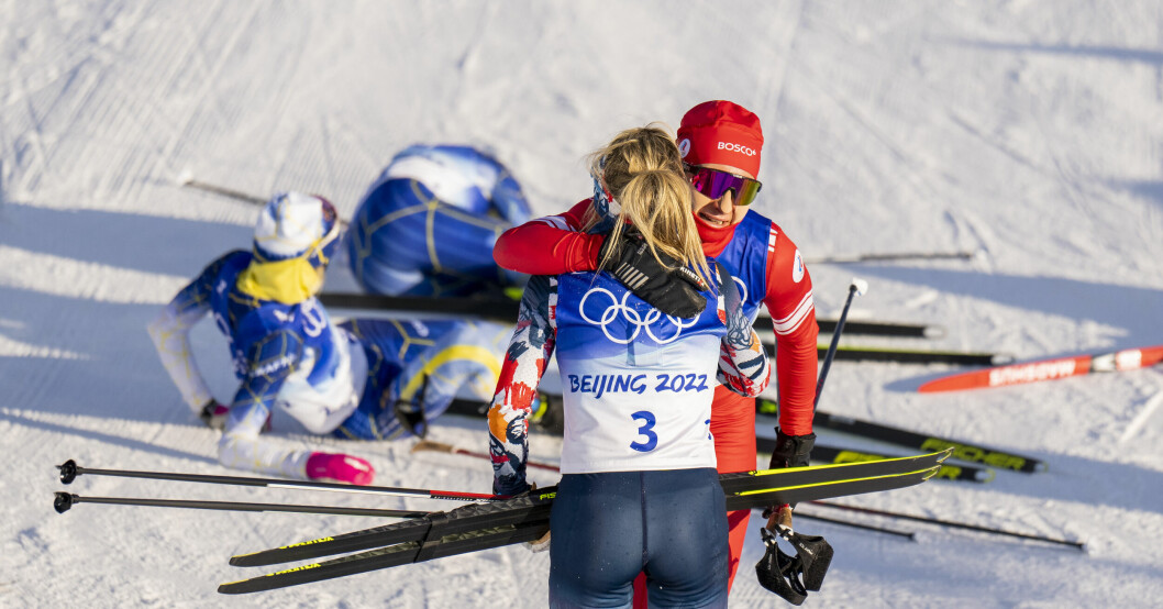 Therese Johaug och Natalja Neprjajeva kramar om varandra efter ett lopp i OS 2022. Therese Johaug och Natalja Neprjajeva