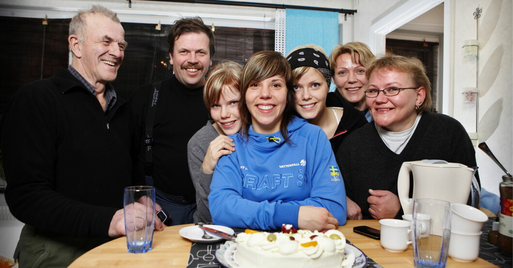 Charlotte Kalla tillsammans med systrarna Cecilia och Christelle samt deras föräldrar. Charlotte Kalla med familjen.