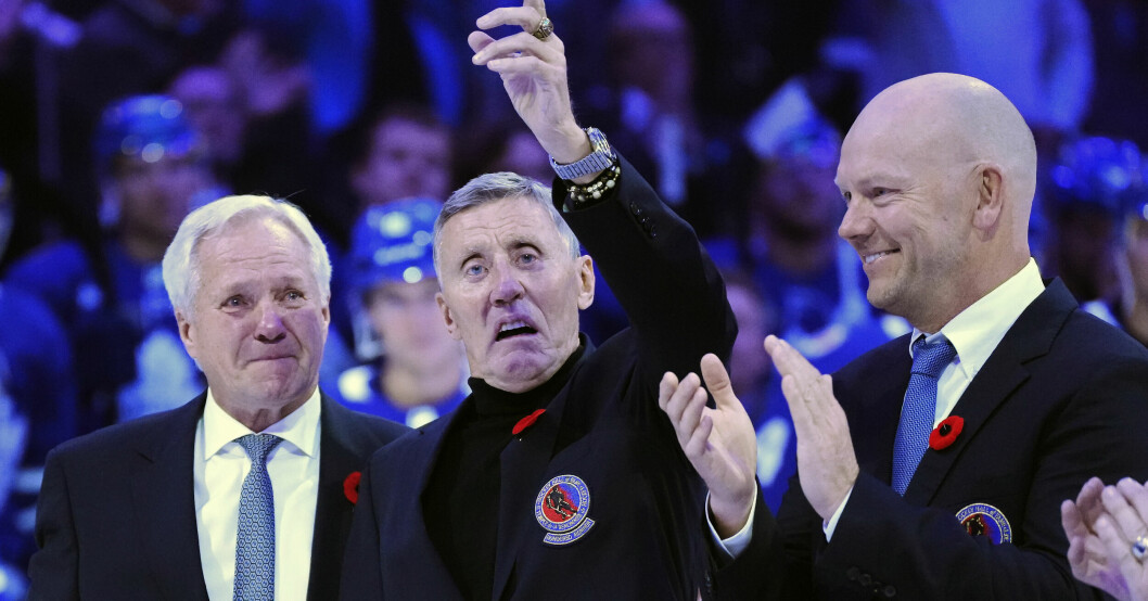 På isen blev det känslosamt när de tre hockeylegendarerna hyllades av kanadensarna. Darryl Sittler, Börje Salming och Mats Sundin tillsammans på isen.