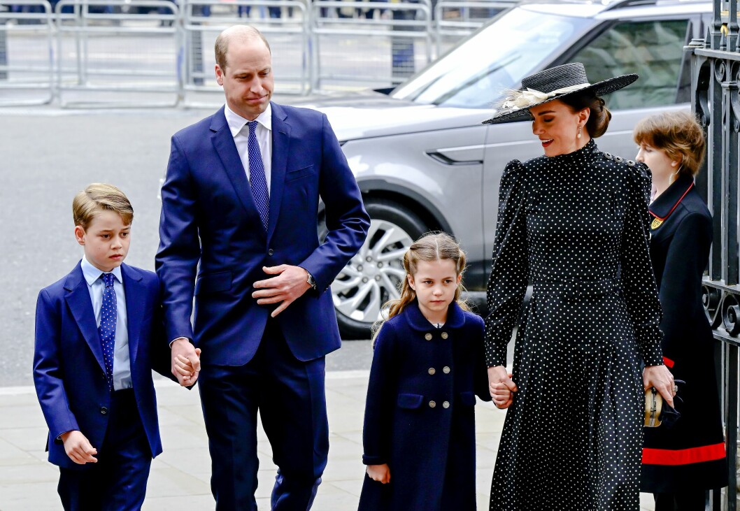 Prins William och hertiginnan Kate efter, med barnbarnen George, 8, Charlotte, 6.