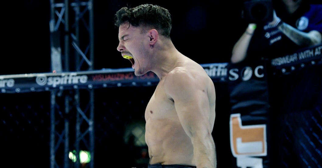 Pojkvännen och MMA-profilen Simon Sköld var också ilsken och en av alla som höll med Camilla Läckberg om kritiken. ”Hade du otur när du tänkte, eller är du bara ouppfostrad”, skrev fightern. Simon Sköld