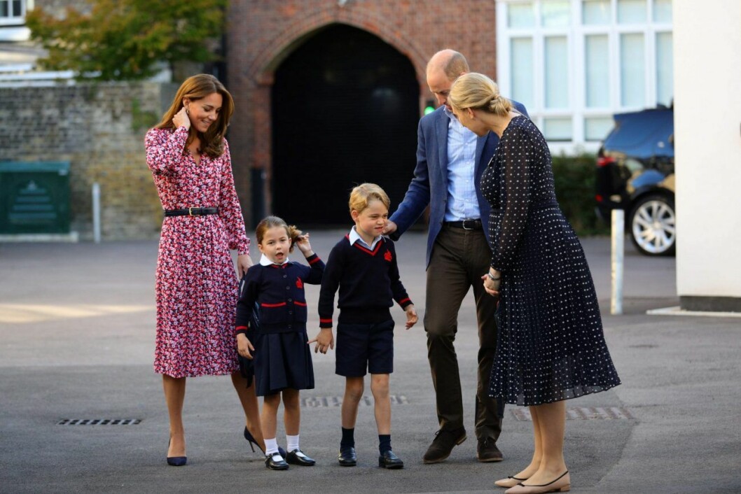 Kate och William följde med barnen till skolan. Brittiska prinsfamiljen på första skoldagen