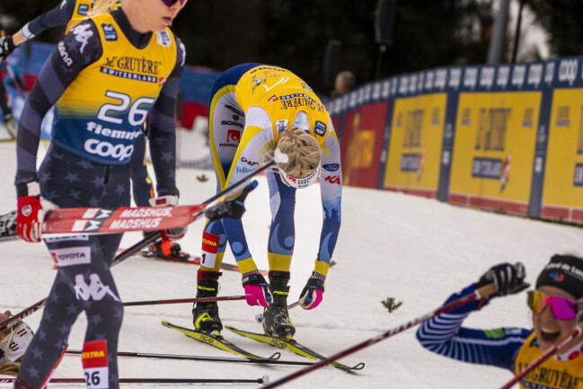 Frida Karlsson, 23, kollapsar precis vid målgång efter segern i Tour de Ski.